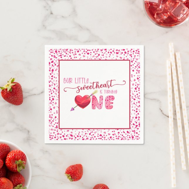 Serviette En Papier Notre petite amoureuse tourne une serviette - WH (En situation)