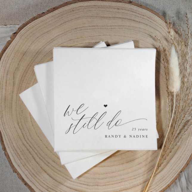 Serviette En Papier Nous faisons toujours des noces de mariage élégant (Elegant modern script "we still do" wedding anniversary napkins with a simple heart script design)