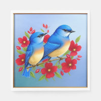 Oiseaux bleus colorés perchés parmi les fleurs rou