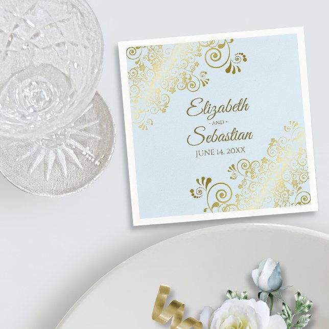 Serviette En Papier Ornate Gold Filigree Élégant Mariage bleu en poudr (In Situ with Plate)