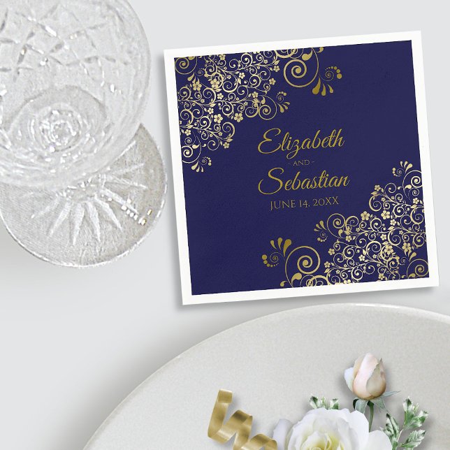 Serviette En Papier Ornate Gold Filigree Elégant Mariage bleu marine (In Situ with Plate)
