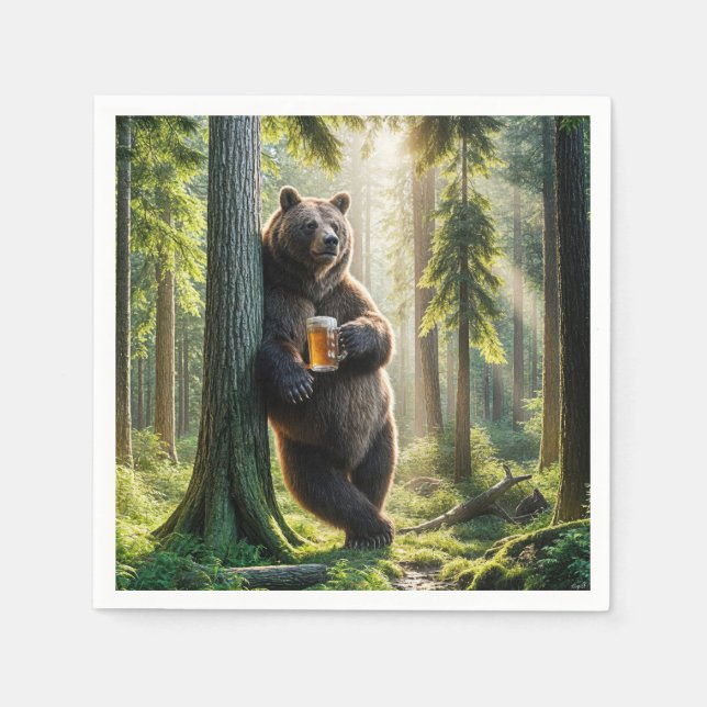 Serviette En Papier Ours tenant une bière en forêt (Devant)