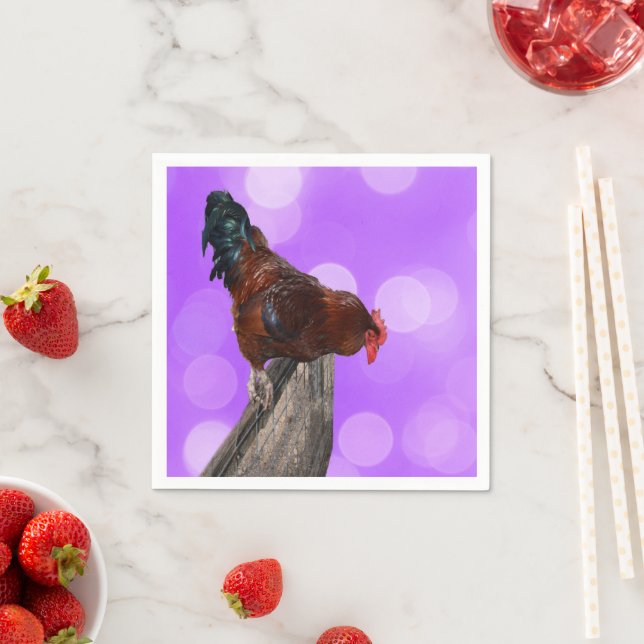 Serviette En Papier Perché en Majesté : coq sur Dreamy Purple Glow (En situation)