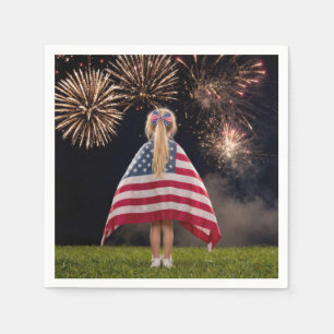 Serviette En Papier Petite Fille Enveloppée dans un Drapeau Américain