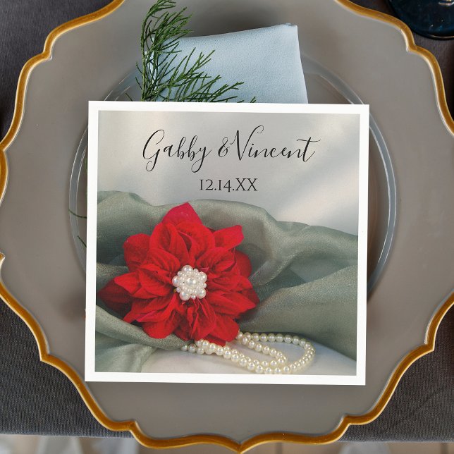 Serviette En Papier Poinsettia et perles sur le mariage d'hiver vert (Set a festive table with the elegant Poinsettia and Pearls Winter Wedding Paper Napkin.)