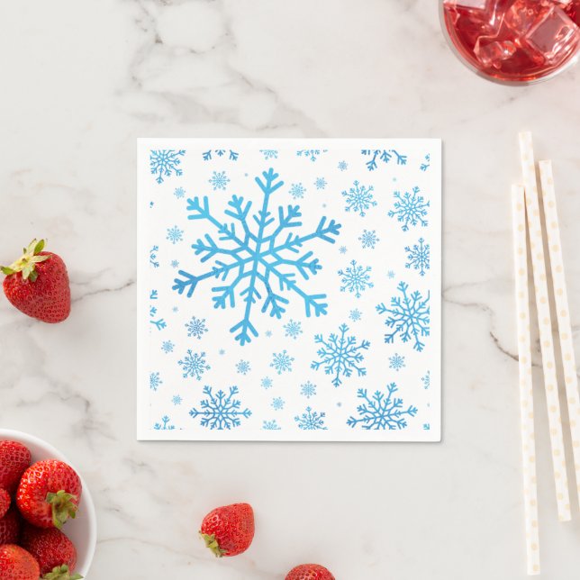 Serviette En Papier Pretty Blue Christmas Snowflakes sur Winter White (En situation)