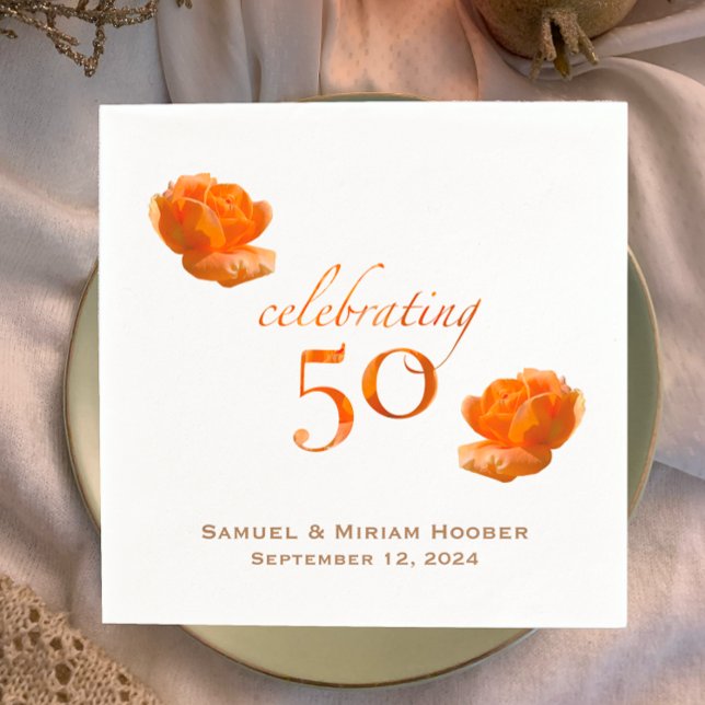 Serviette En Papier Rose de pêche personnalisé 50e anniversaire mariag (Personalized unique elegant peach rose napkins for 50th golden anniversary party with couples names.)