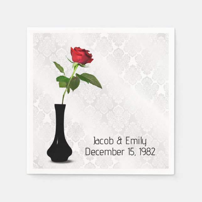 Serviette En Papier Rose Rouge Dans Le Vase Sur Damas Blanc (Devant)