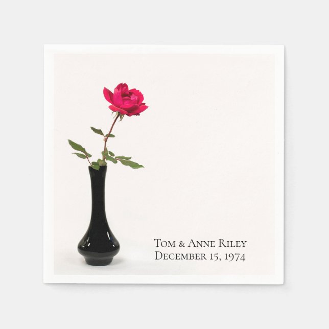 Serviette En Papier rose rouge simple dans le vase noir (Devant)