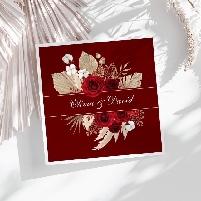 Serviette En Papier Roses de Bourgogne et Pampas Mariage en herbe (Burgundy Roses and Pampas Grass Wedding Napkins on a sunny white table.)