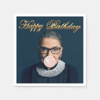 Ruth Bader Ginsburg soufflant du chewing-gum rose