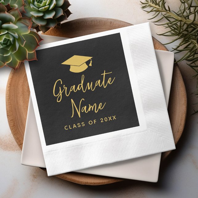 Serviette En Papier Script Grad Name avec Casquette - Graduation Black (Custom Graduation Party Napkin - Modern Black and Gold Design with Grad's Name)