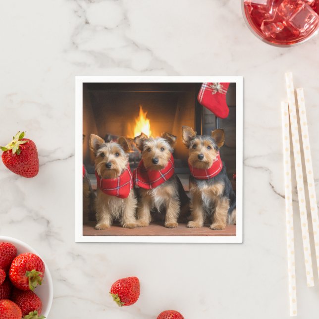 Serviette En Papier Terrier australien près du feu Noël (En situation)