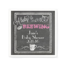 Un bébé brasse de la serviette (fille)