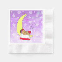 Un bébé ethnique dort sur la lune
