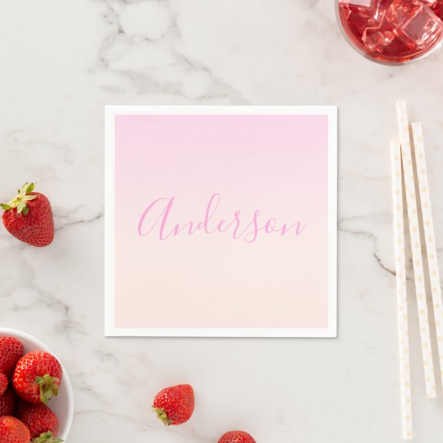 Serviette En Papier Votre texte | Élégant Script & Soft Blush Pink Omb (En situation)