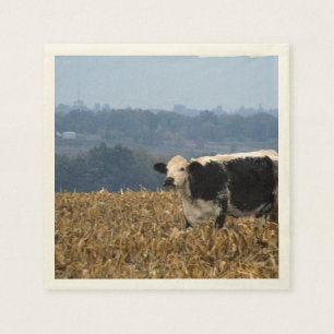 Serviette Jetable Black and White Cow grazes in freshly plowed field