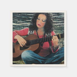 Serviette Jetable Femme Jouant De La Musique Avec Guitare Acoustique