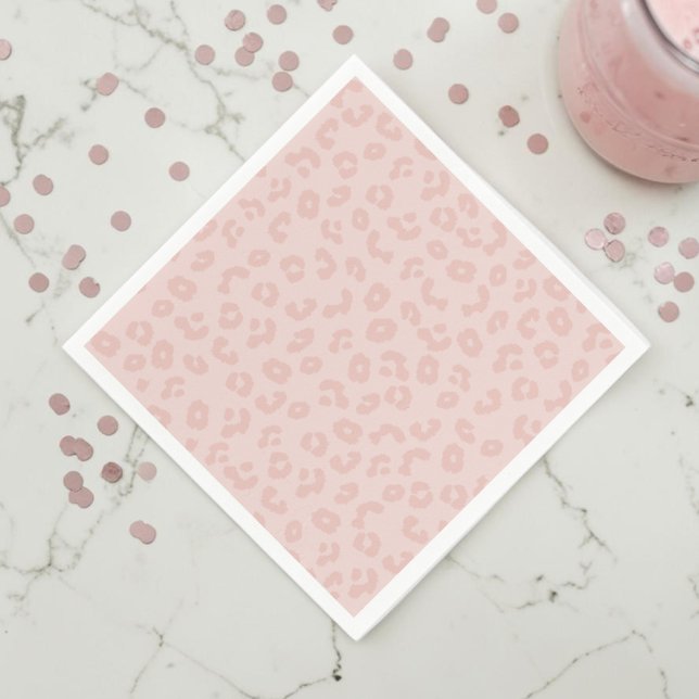 Serviette Jetable Impression léopard en rose (A pink leopard print napkin on a white marble countertop with muted pink confetti and a pink drink.)