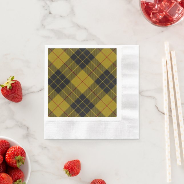 Serviette Jetable Plaque noire jaune tartan MacLeod (En situation)