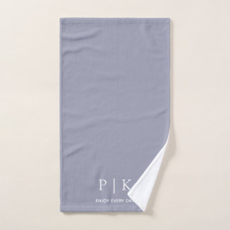 Serviette légère violette avec monogramme de nom p