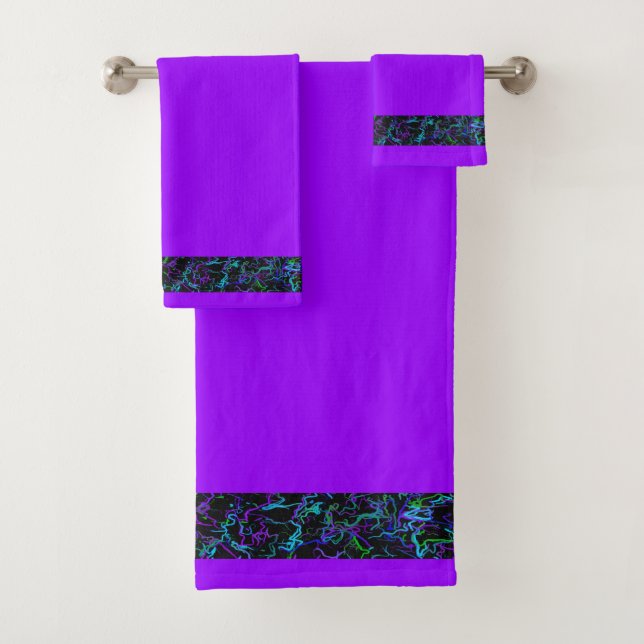 Serviettes de bain Abstrait violet, noir et bleu (En situation)