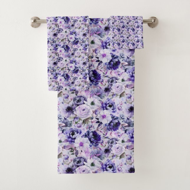 Serviettes de bain aux fleurs violettes (En situation)