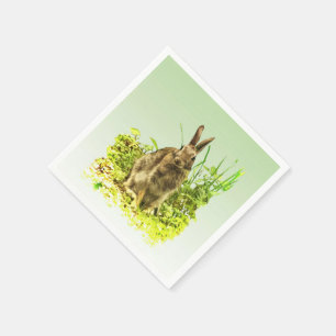 Serviettes En Papier Lapin mignon dans la serviette de papier d'herbe