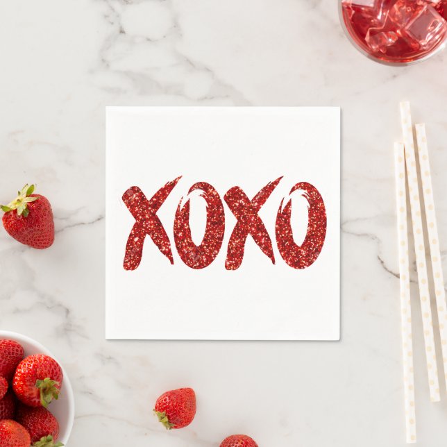 Serviettes Jetables Parties scintillant rouge XOXO | Glam Brushstroke  (En situation)