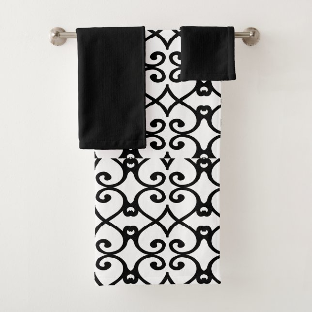 Serviettes noires et blanches de Bath de motif (En situation)