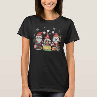 Sewing gnomes three quilting gnomies T-Shirt