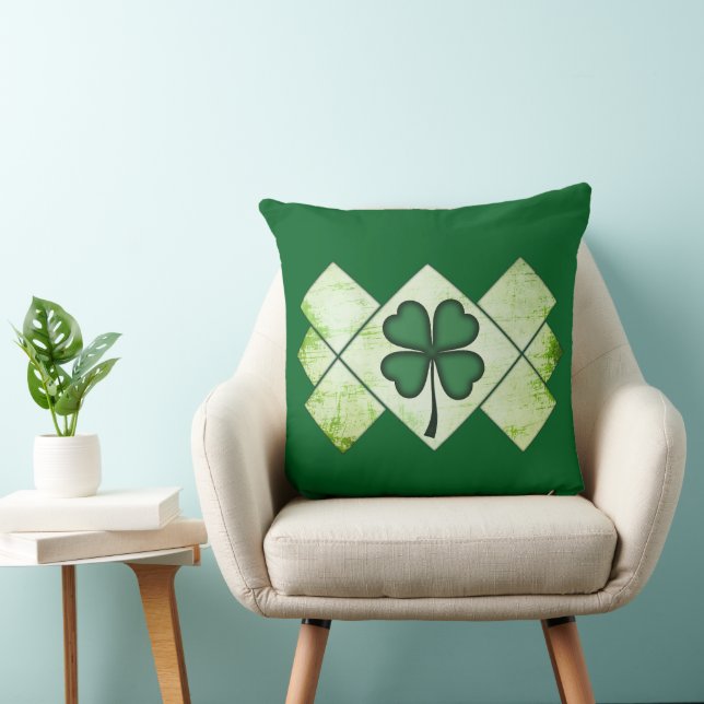 Shamrock Pattern St Patrick’s Day Shirt – almofada Throw Pillow (Chair)