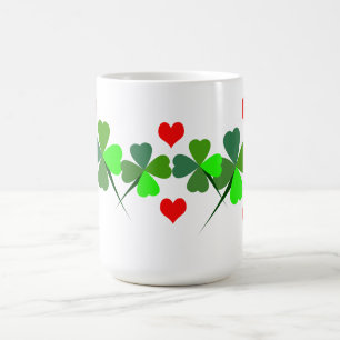 Shamrocks et tasse de coeurs