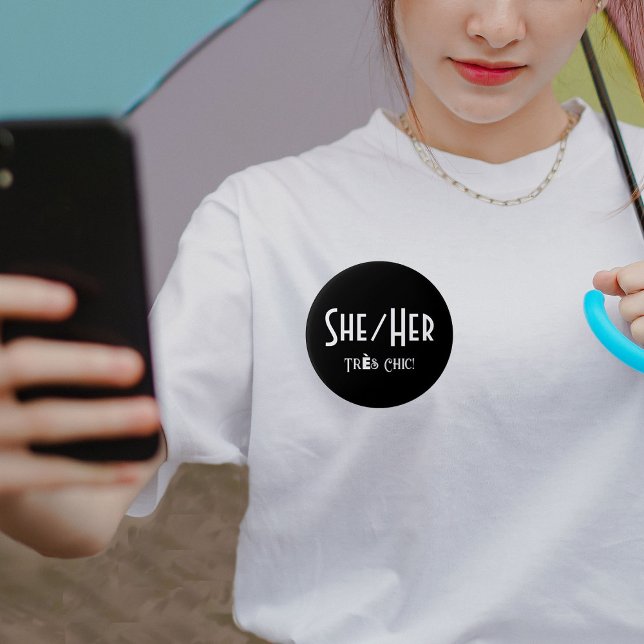 SHE/HER Tres Chic Round Button (Creator Uploaded)
