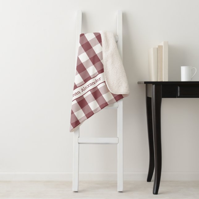Sherpa Rouge blanc Buffalo Check couverture avec nom (En situation)