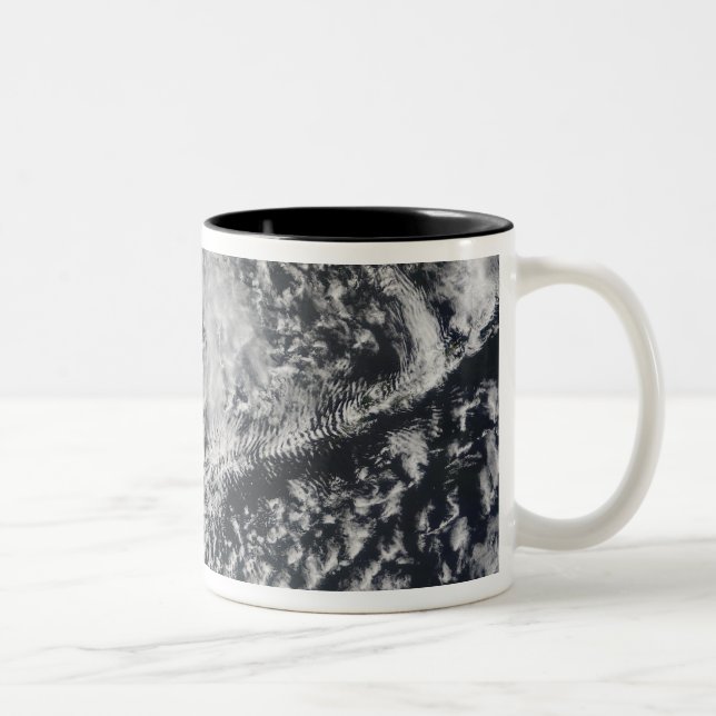 Ship-wave-shaped wave clouds 2 Two-Tone coffee mug (Right)