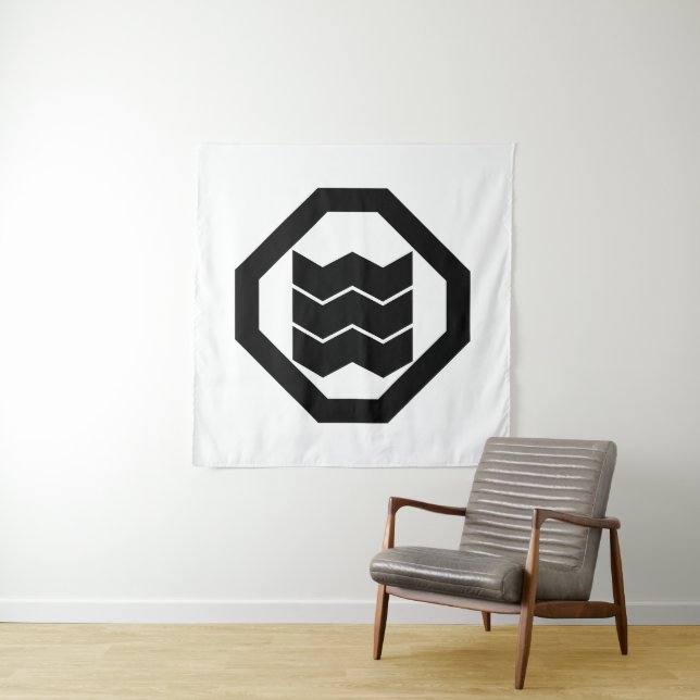 Shrinkage-shaped Kanji for three on tray Tapestry (In Situ)