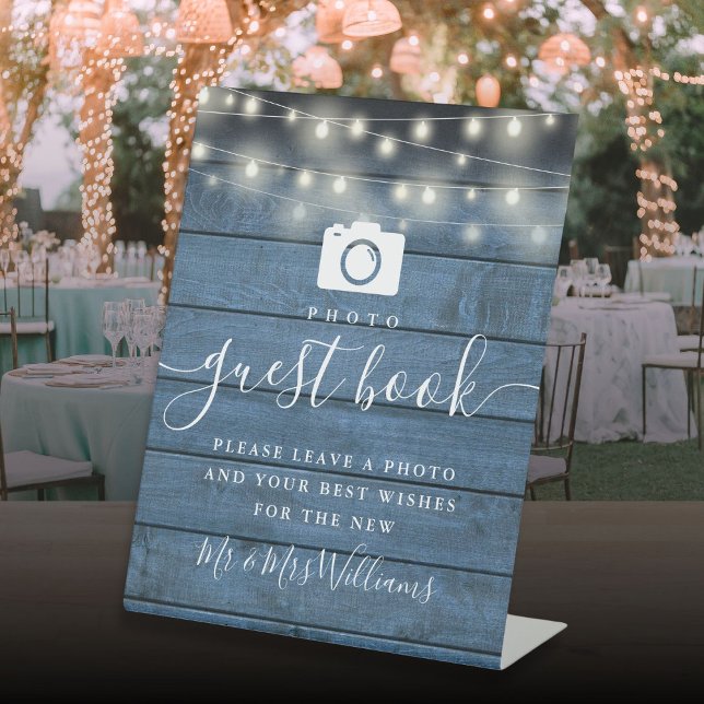 Signe De Table Blue Rustic Wood String Lights Photo Livre d'invit (Blue Rustic Wood String Lights Photo Guest Book Pedestal Sign)