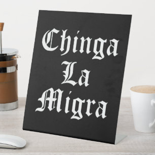 Signe De Table Chinga LA Migra