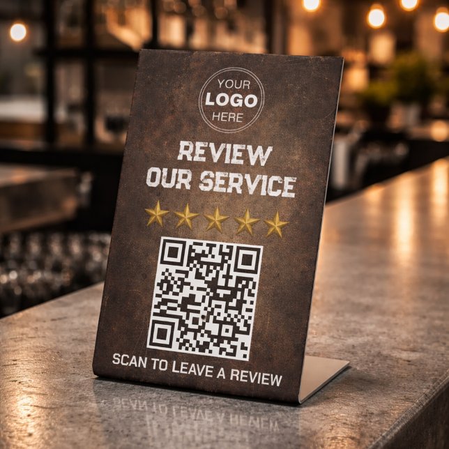 Signe De Table Code QR de révision client industriel rustique (Rustic industrial pedestal sign with gold stars and a QR code on a dark textured surface.)