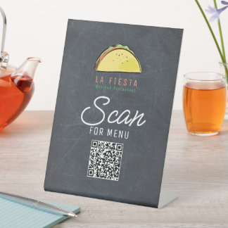 Signe De Table Code QR du menu sur tableau noir du restaurant mex