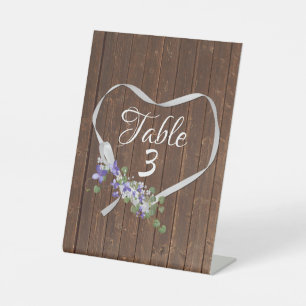 Signe De Table Coeur de ruban et fleurs sur le bois de grange