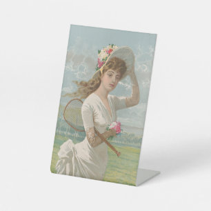 Signe De Table Dame de tennis victorienne avec chapeau à fleurs A