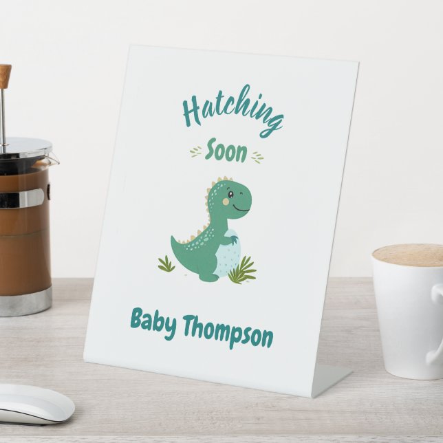 Signe De Table Dinosaure Editable Baby Boy Shoy Hatching Bientôt (In SItu)