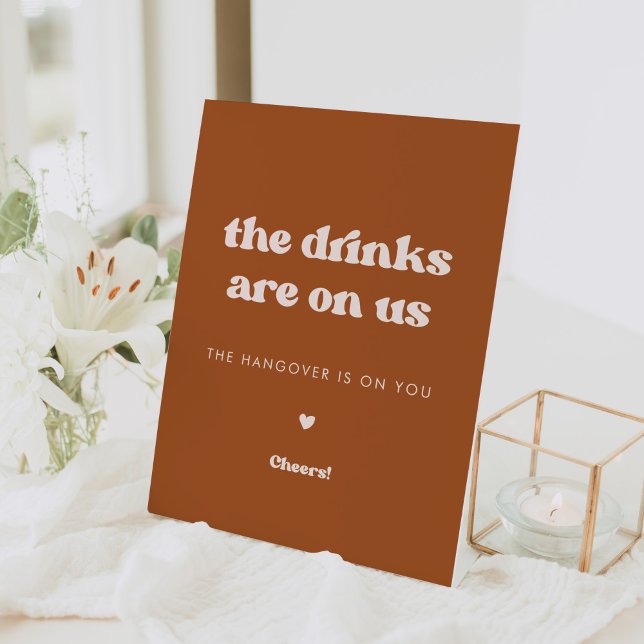 Signe De Table Élégant rétro Burnt Orange Boissons sont sur nous (Créateur téléchargé)