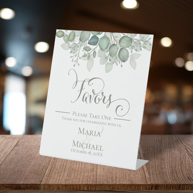 Signe De Table Élégante calligraphie Script Mariage Faveurs (Elegant eucalyptus greenery wedding favors sign with personalized names.)