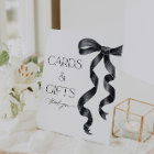 Elle attache le noeud Black Bow Cards and Gifts