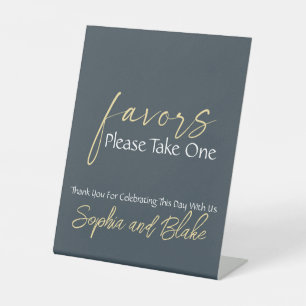 Signe De Table Faveurs de mariage en gris blanc et or sur un socl