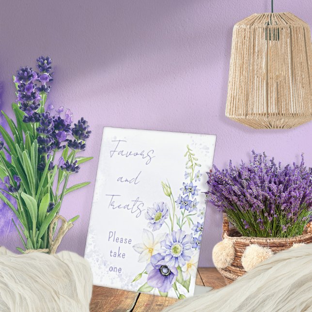 Signe De Table Faveurs et friandises de fleurs sauvages boho lava (Little Wildflower Is On The Way Lavender Floral Baby Shower Favors and Treats Tabletop Pedestal Sign)