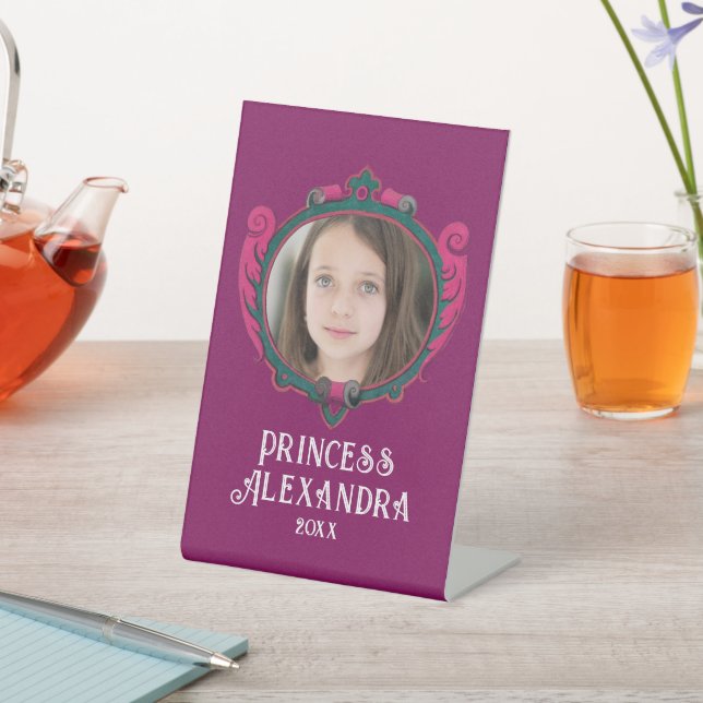 Signe De Table Fille Élégante Violet Et Rose Cadre Royal Photo (In SItu)